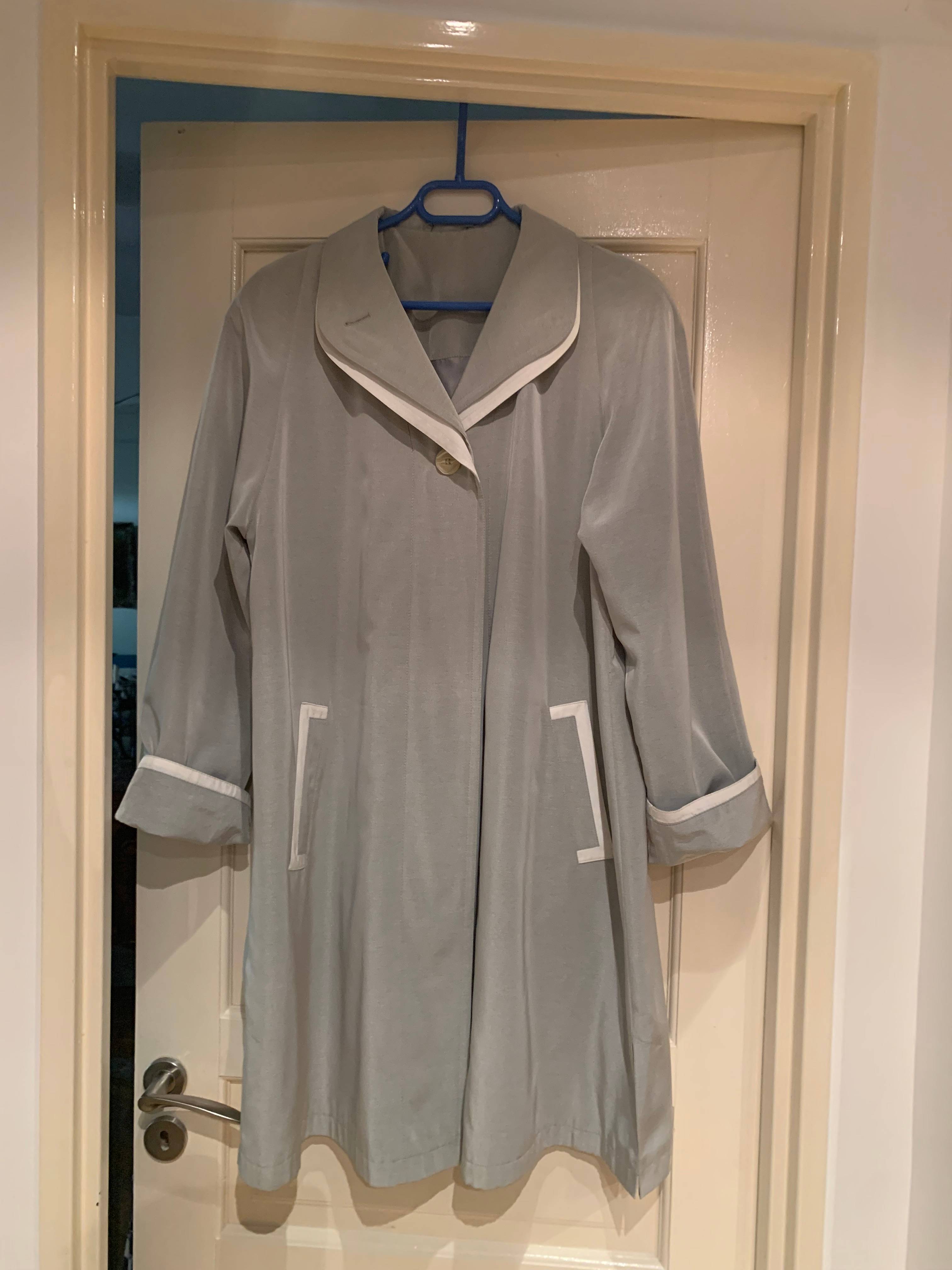 Très beau manteau gris bleuté, habillé, demi-saison, ample, gancé de blanc, 40, Un jour ailleurs. Neuf