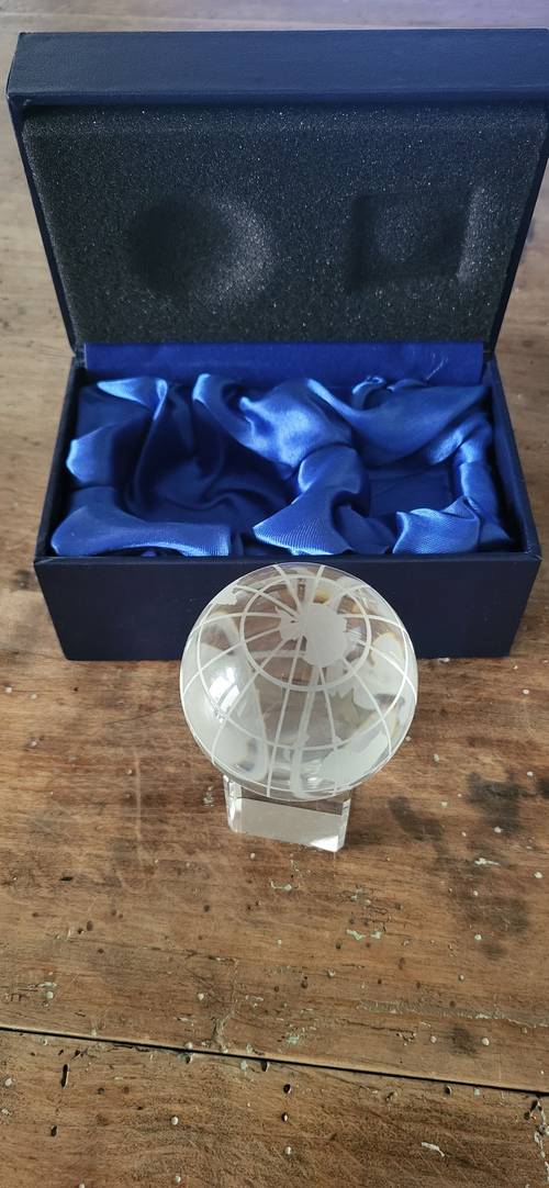 Mappemonde en verre sur son socle