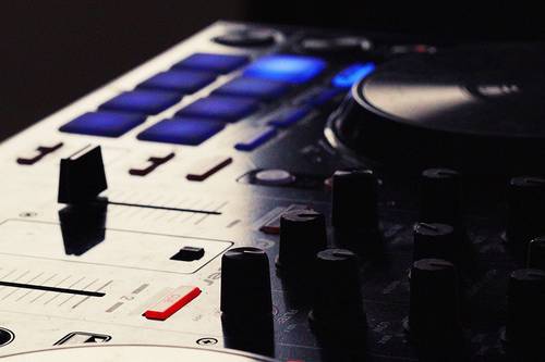 DJ propose services pour mariage, soirée rallye, soirée étudiante, anniversaire, …