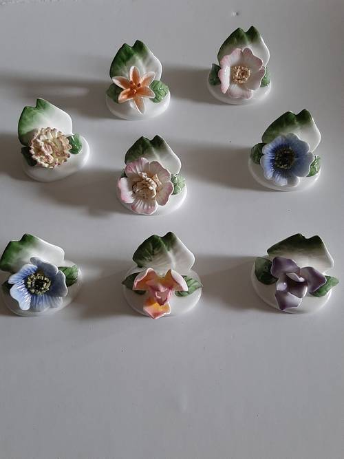 8 marque-places ou porte-couteaux porcelaine fleurs