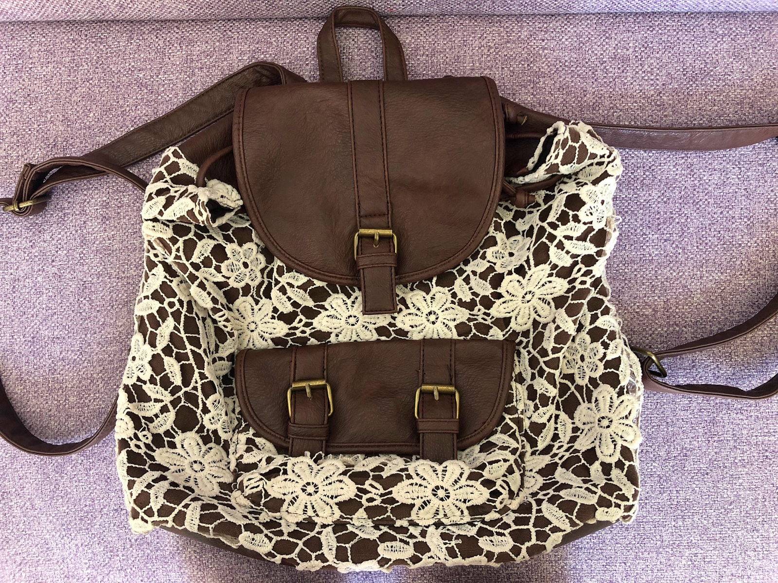 Sac à dos marron avec dentelle