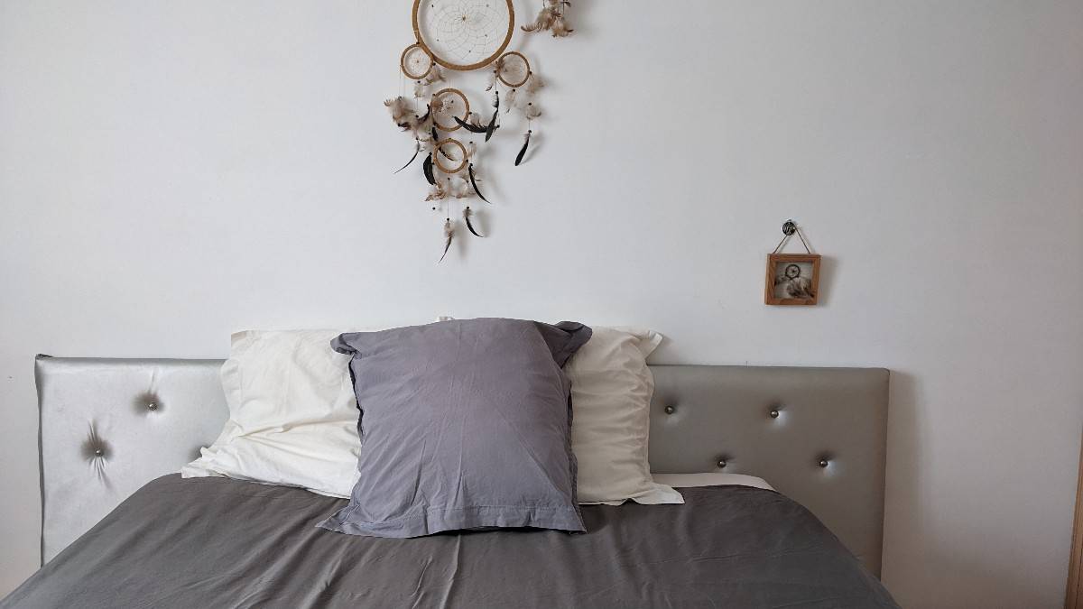 Vends tête de lit matelassée en tissu argenté avec boutons argentés en métal 2.32m