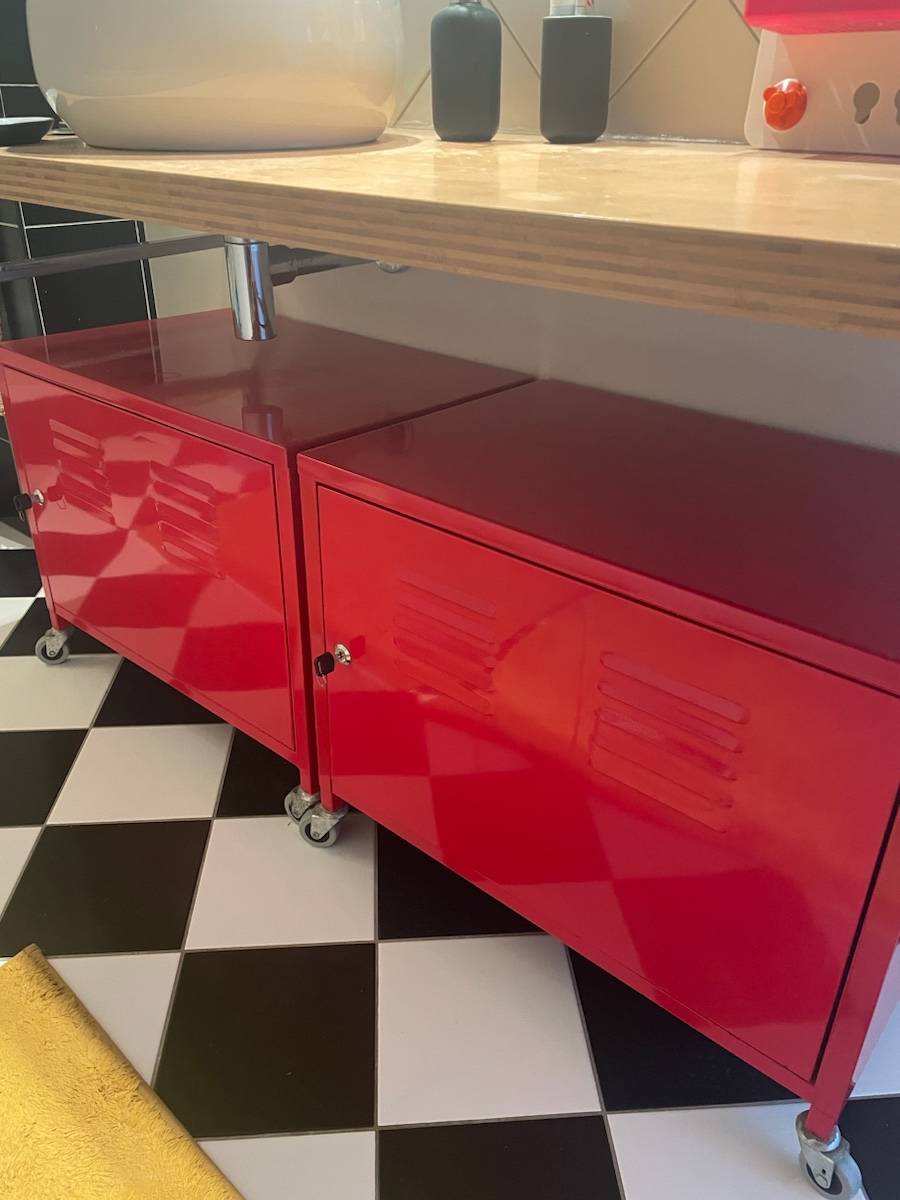 Meubles de rangement métalliques rouges Ikea sur Gens de Confiance