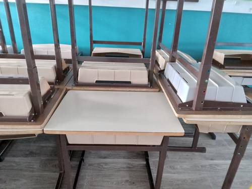 Donne mobilier scolaire : lot de 20 bureaux individuels niveau CE/CM (74)