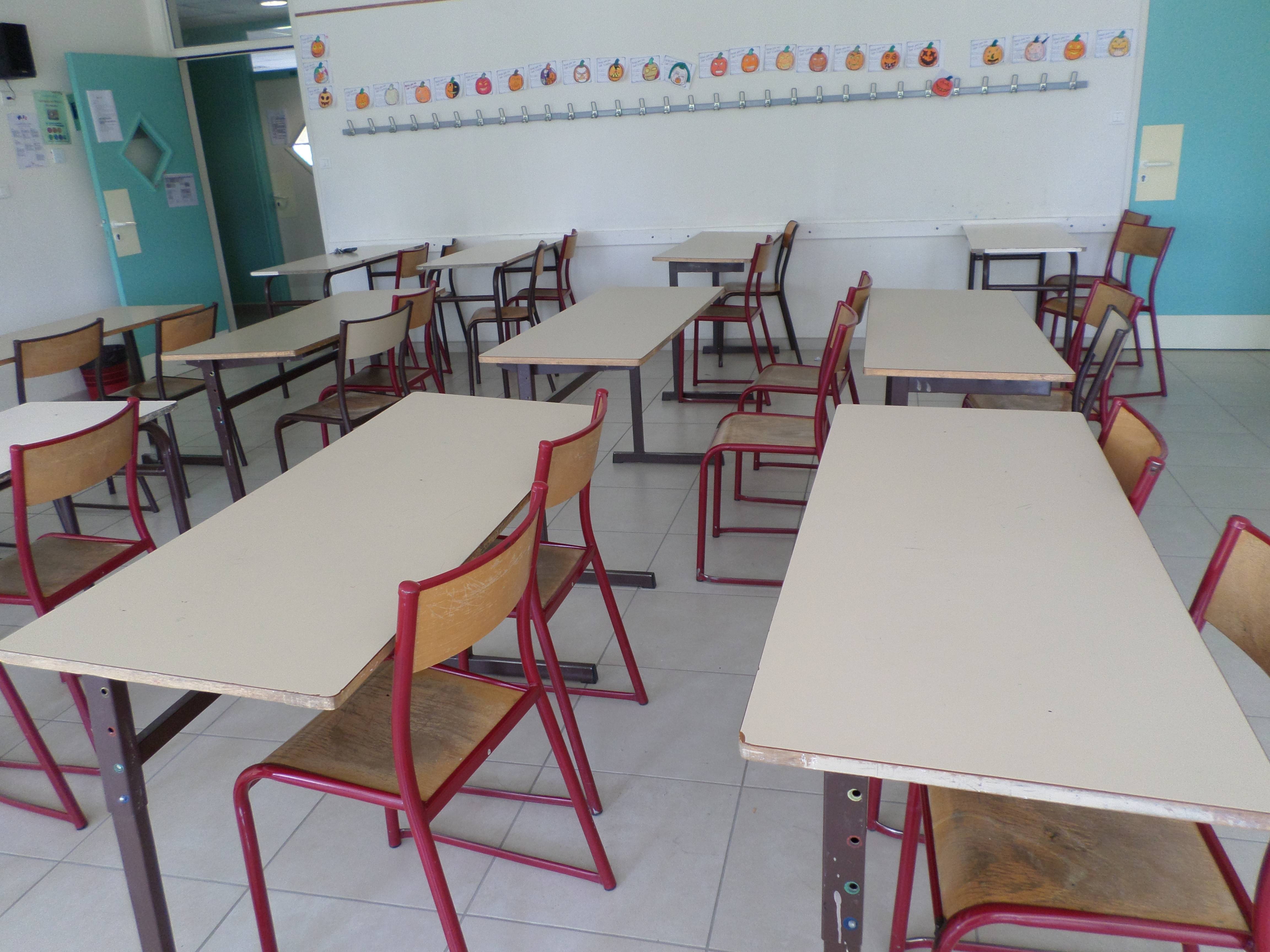 Donne Mobilier Scolaire : 20 chaises et 20 tables doubles de 6ème + 10 ...