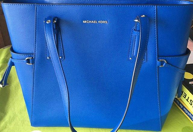 Sac à main bleu roi modèle Voyager Michael Kors - neuf sur Gens de ... Sac à main bleu roi modèle Voyager Michael Kors - neuf sur Gens de ...