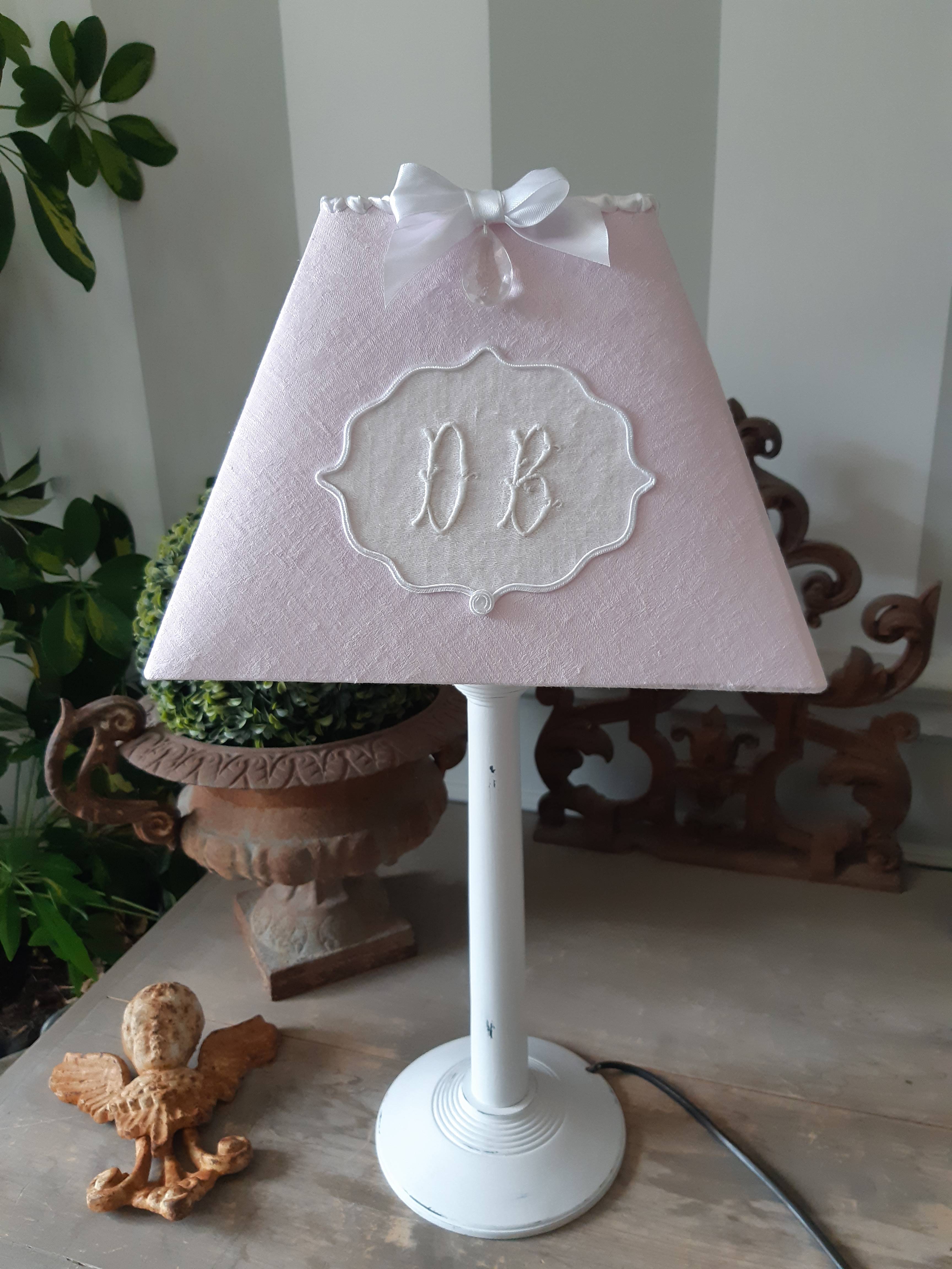 Vends abat-jour de confection artisanale rose pal avec monogramme