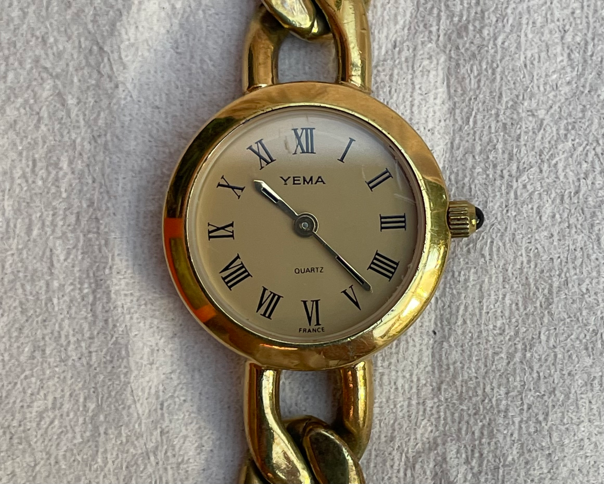 Montre dorée pour femme marque Yema