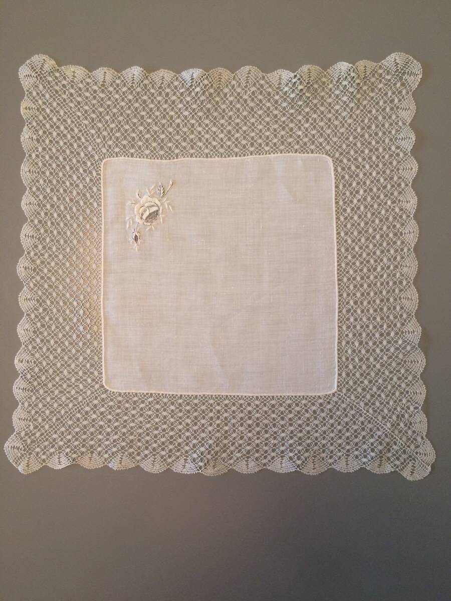 Mouchoir en dentelle ancien