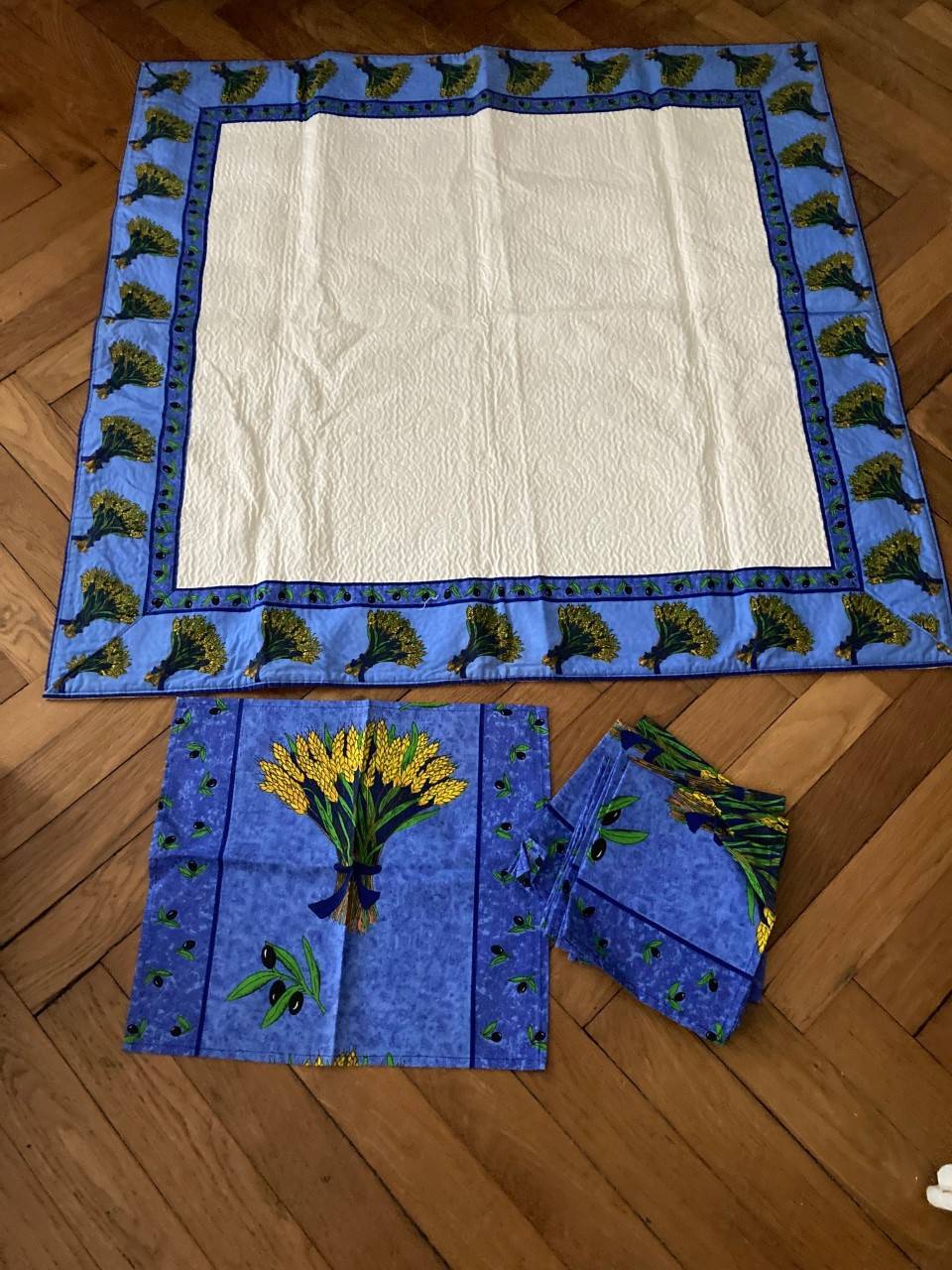 Nappe carrée avec 6 serviettes assorties