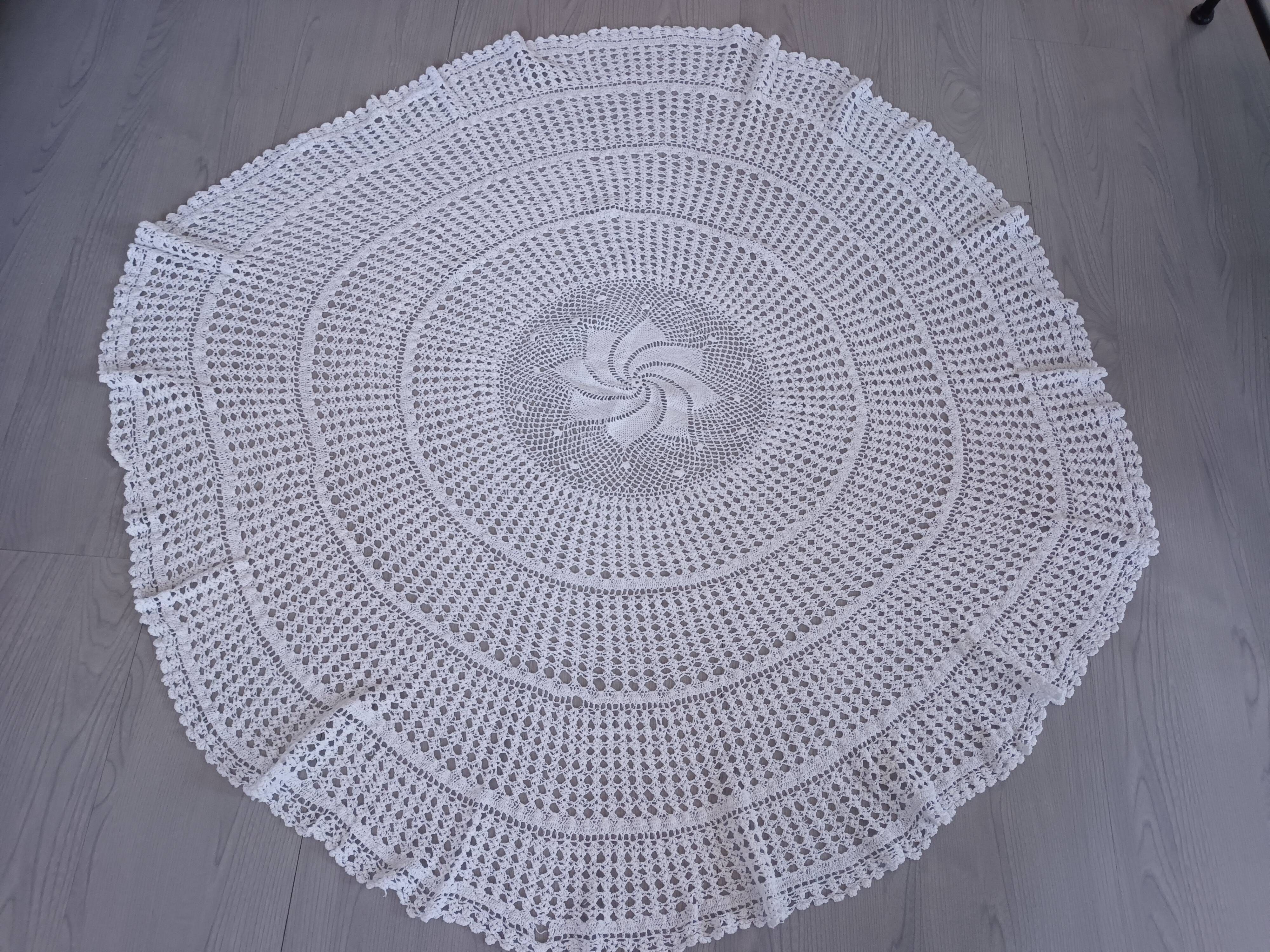 Nappe ronde blanche en broderie