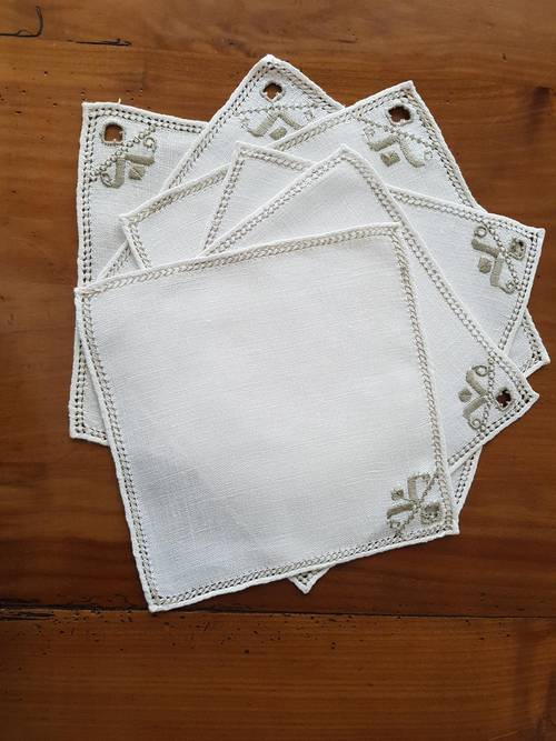 Nappe pur lin avec 6 serviettes brodées main - service à thé