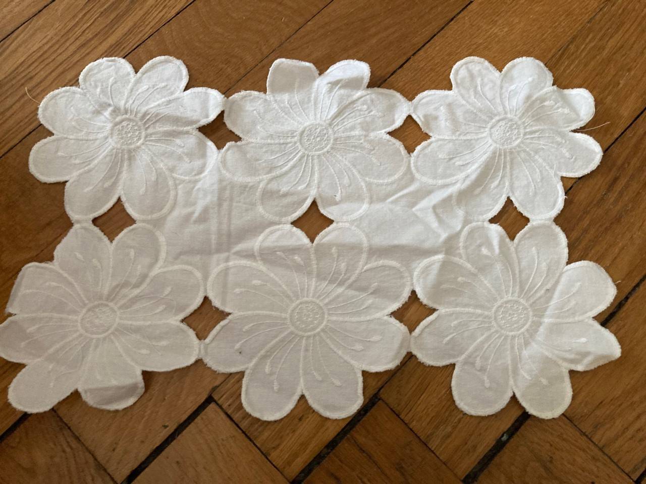 Napperon blanc motif marguerites