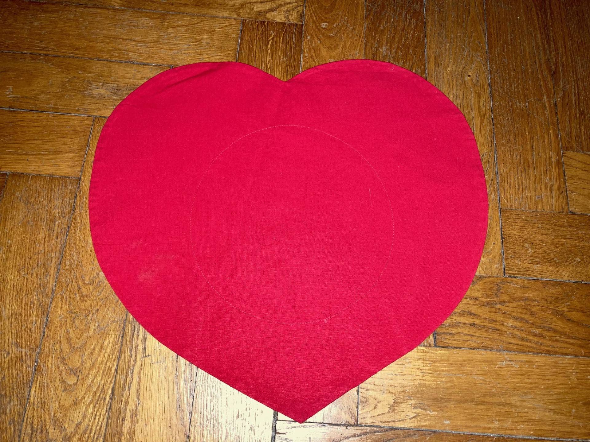 Lot de six napperons rouges en forme de coeur