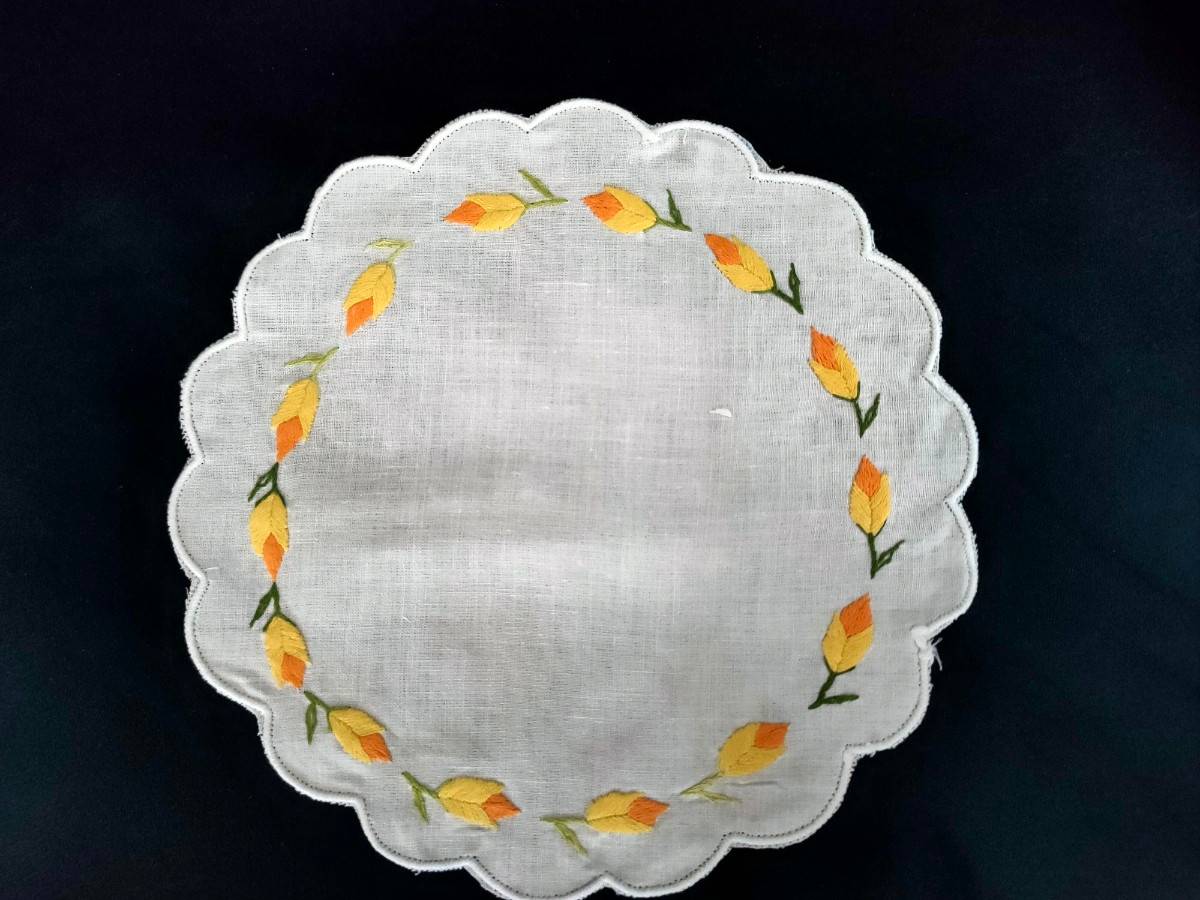 6 napperons identiques en coton blanc brodés fleurs jaunes - neufs - sous blister