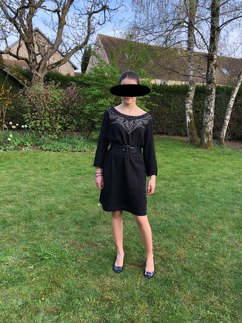 Robe noire à manches longues avec incrustations à l’encolure - Taille M