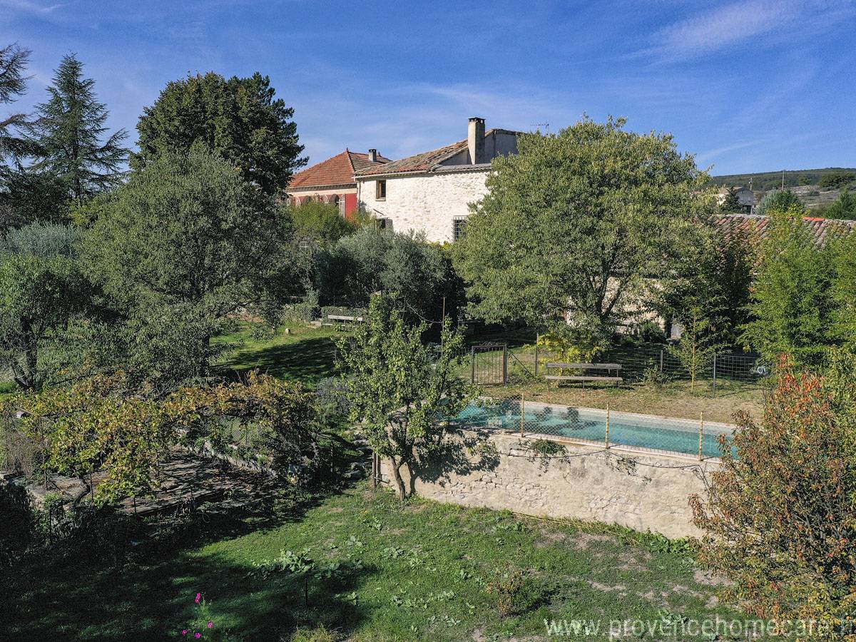 Loue La Norgère, gîte de vacances en Provence, 6 couchages, grand jardin arboré, piscine