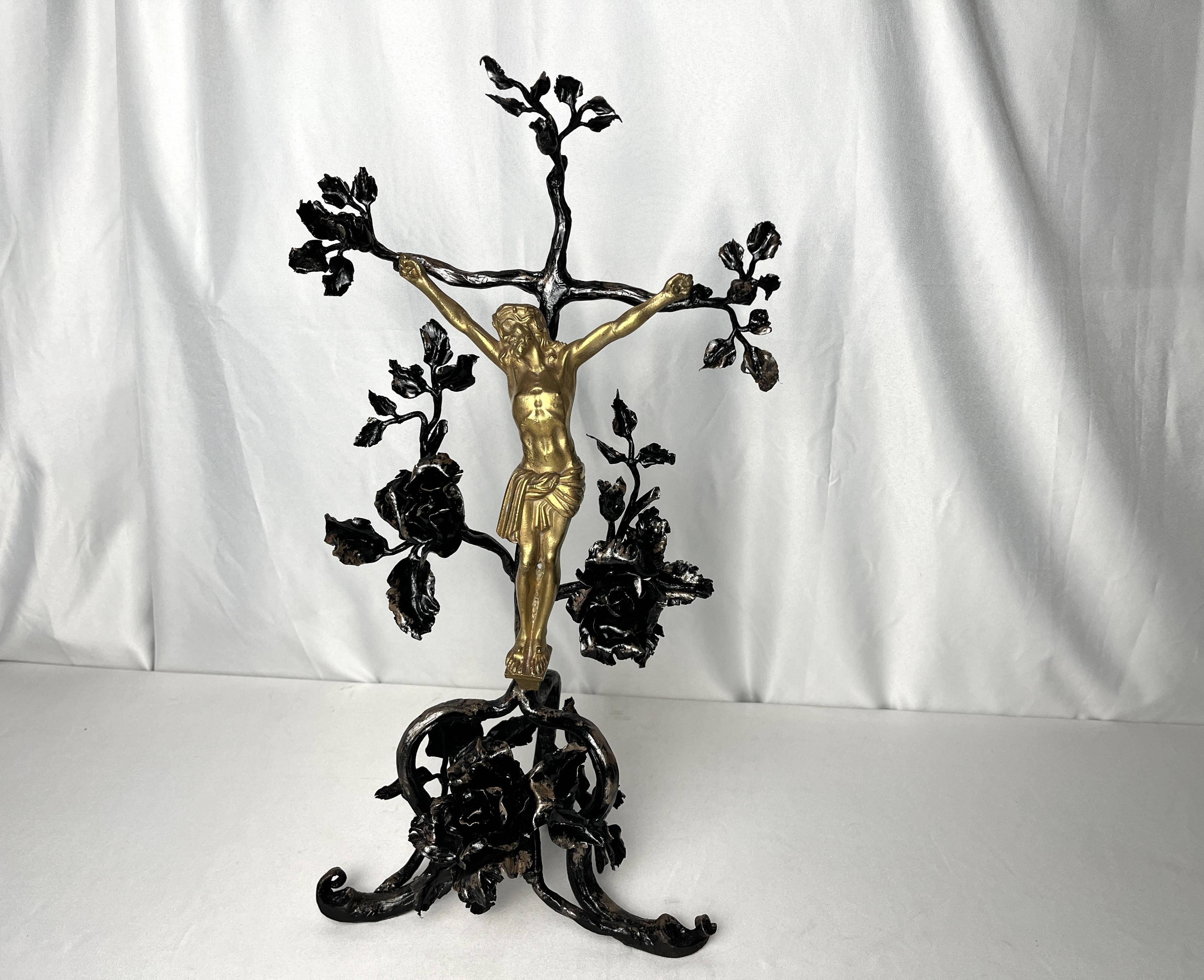 Objet religieux, Christ en bronze croix fer forgé vers 1960 sur Gens de
