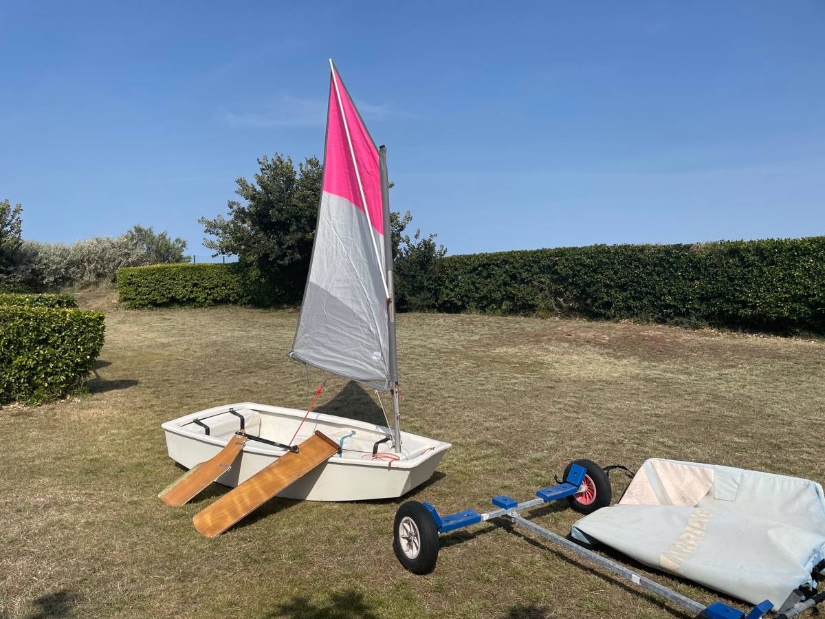 Optimist voile neuve / remorque mise à l’eau