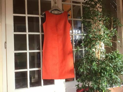 Robe orange sans manches Épisode 38 neuve