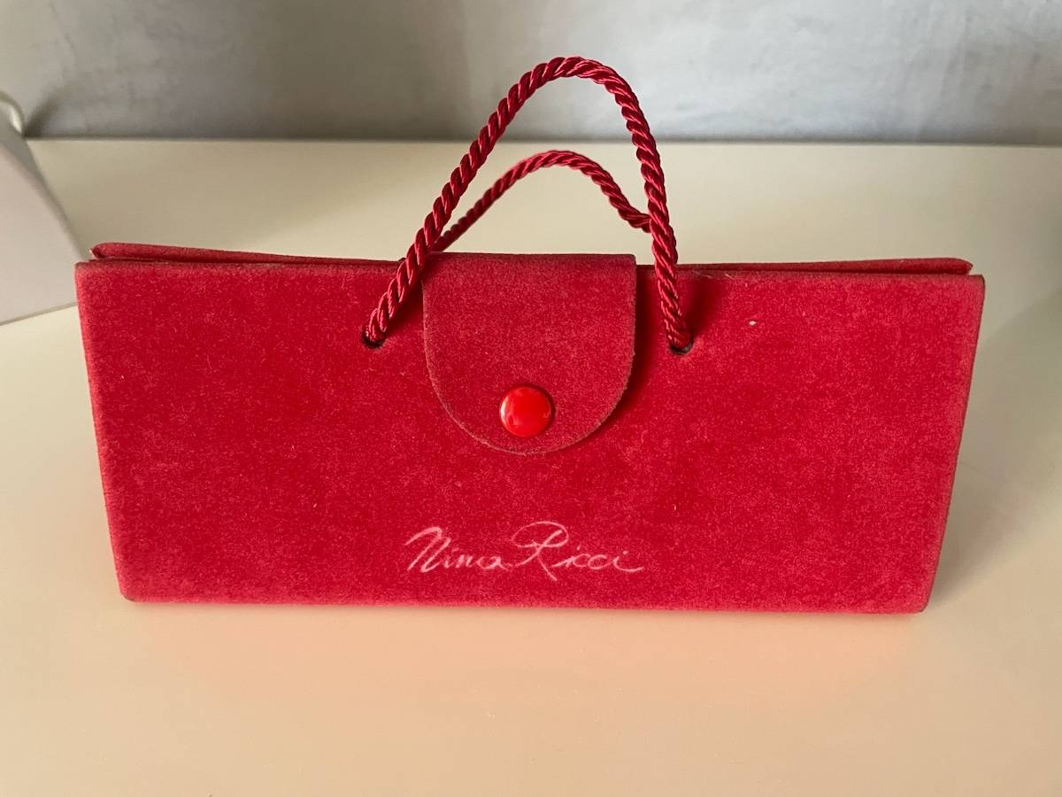 Très original boîtier lunettes Nina Ricci