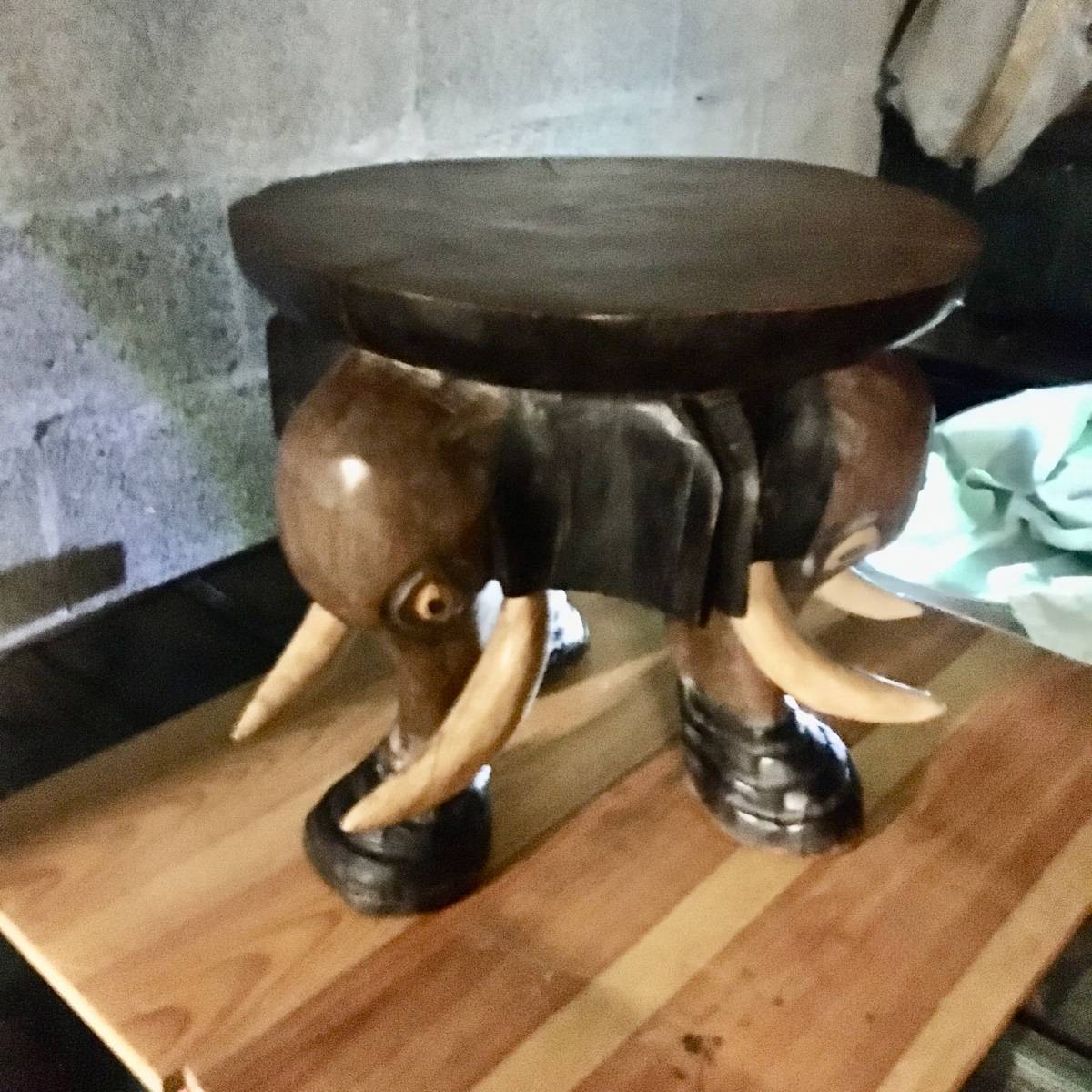 Vends originale table décorative tripode sculptée en bois monoxyle