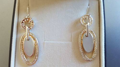 Paire de boucles d’oreilles en argent, zircon et nacre