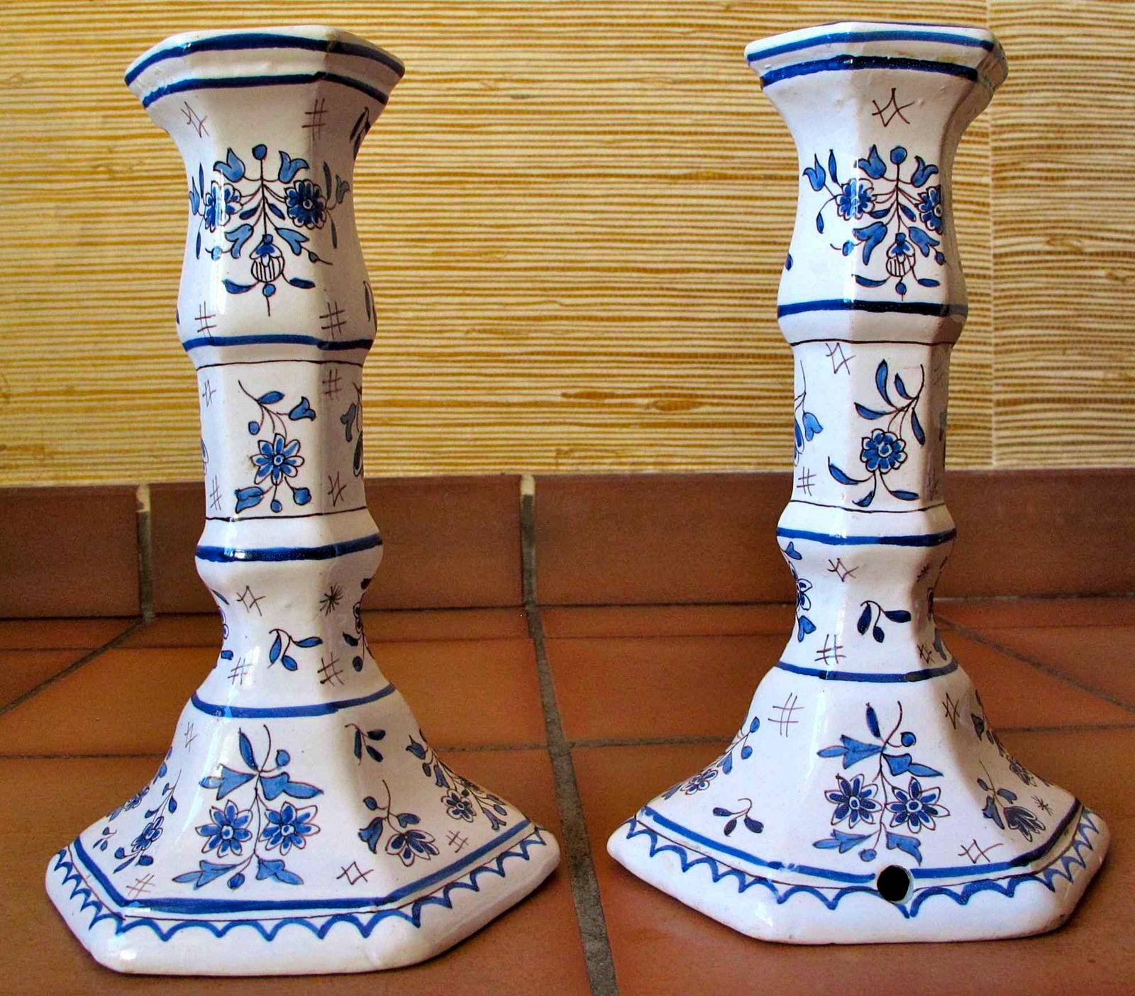 Paire de bougeoirs en faïence
