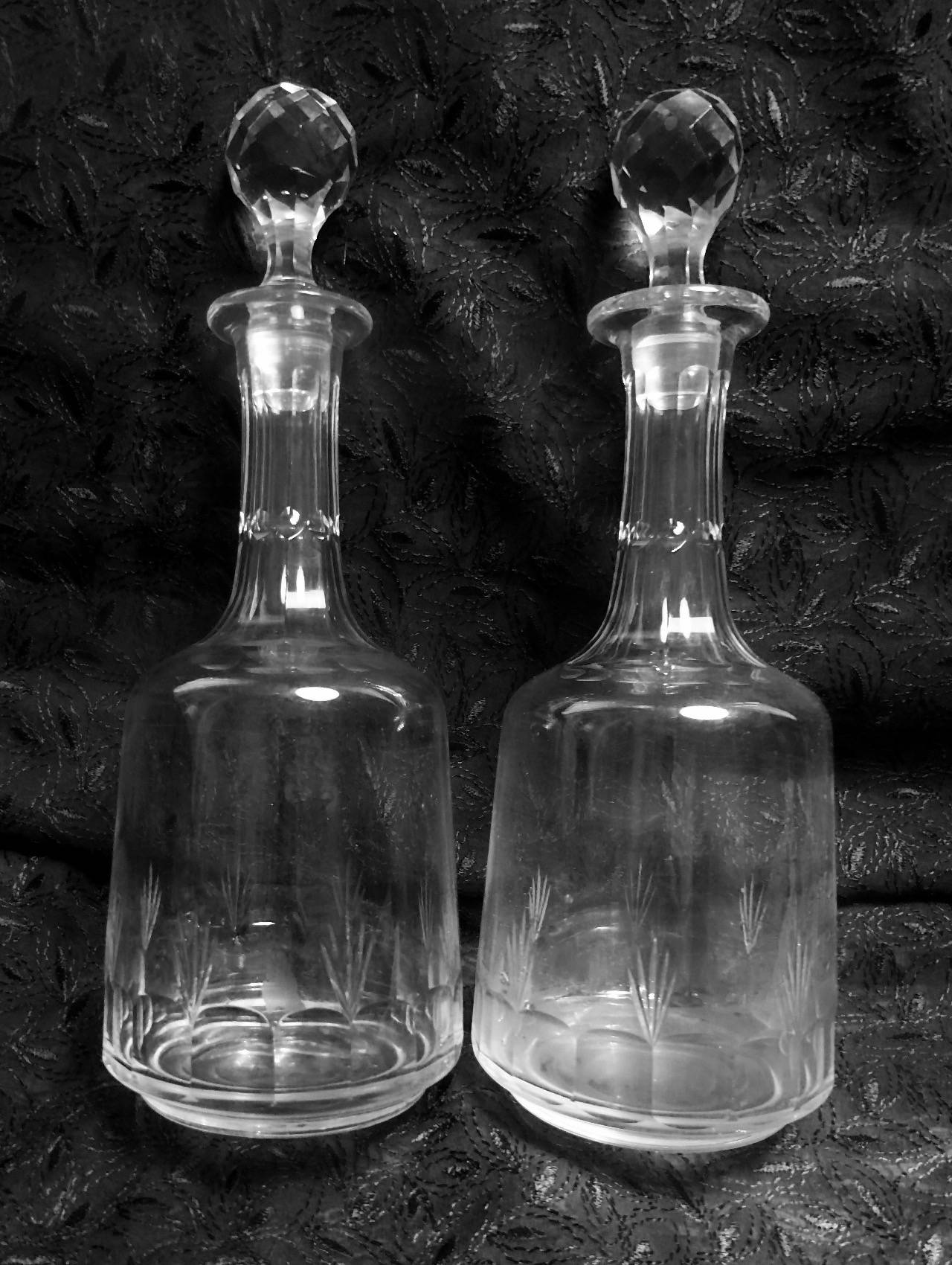 Paire de carafes anciennes en verre gravé sur Gens de Confiance