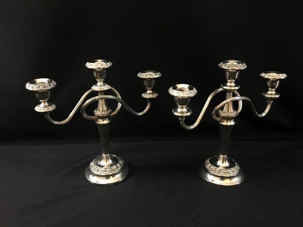 Paire de chandeliers en métal argenté