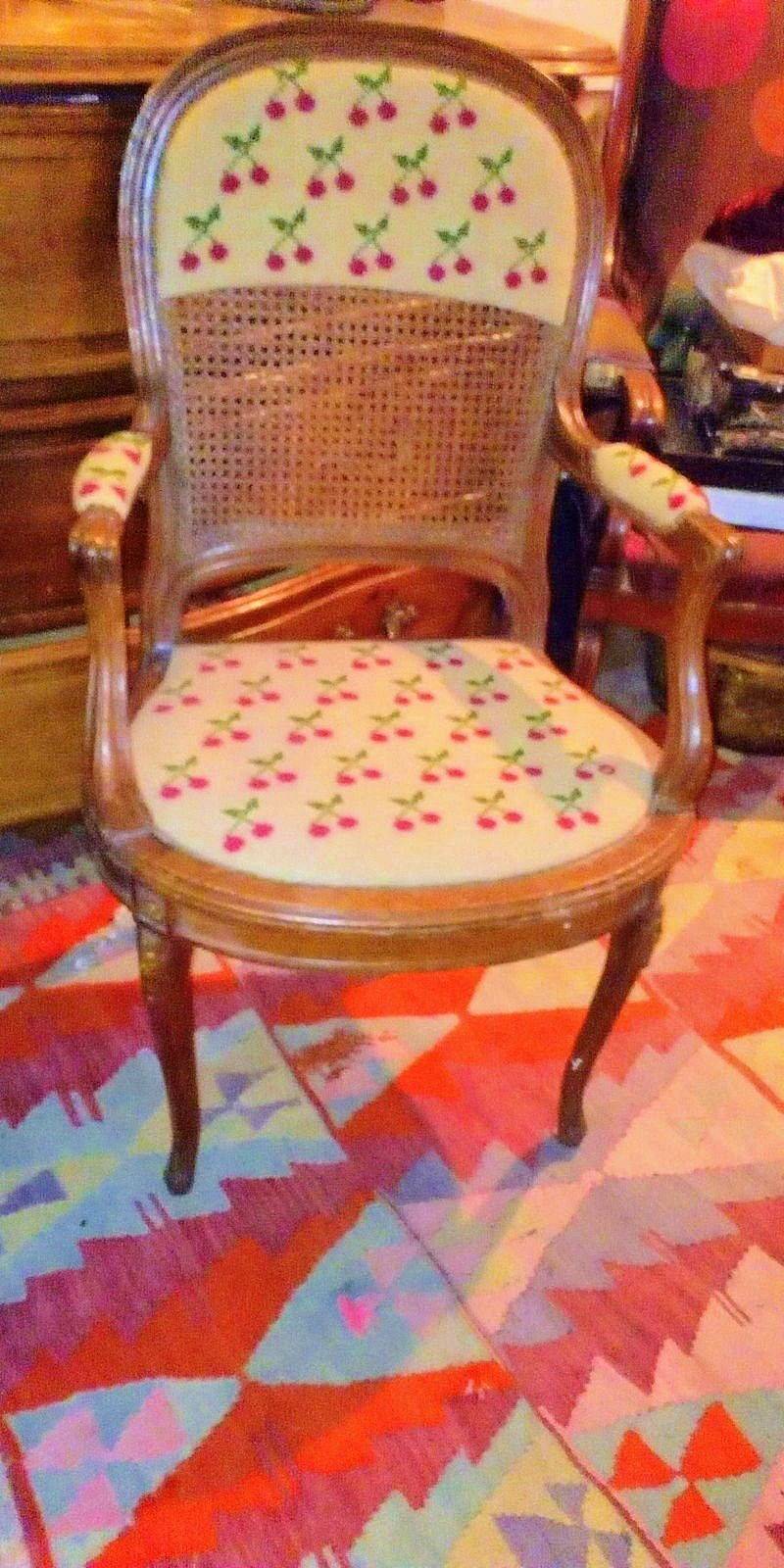 Une paire de fauteuils Louis XVet un repose-pied