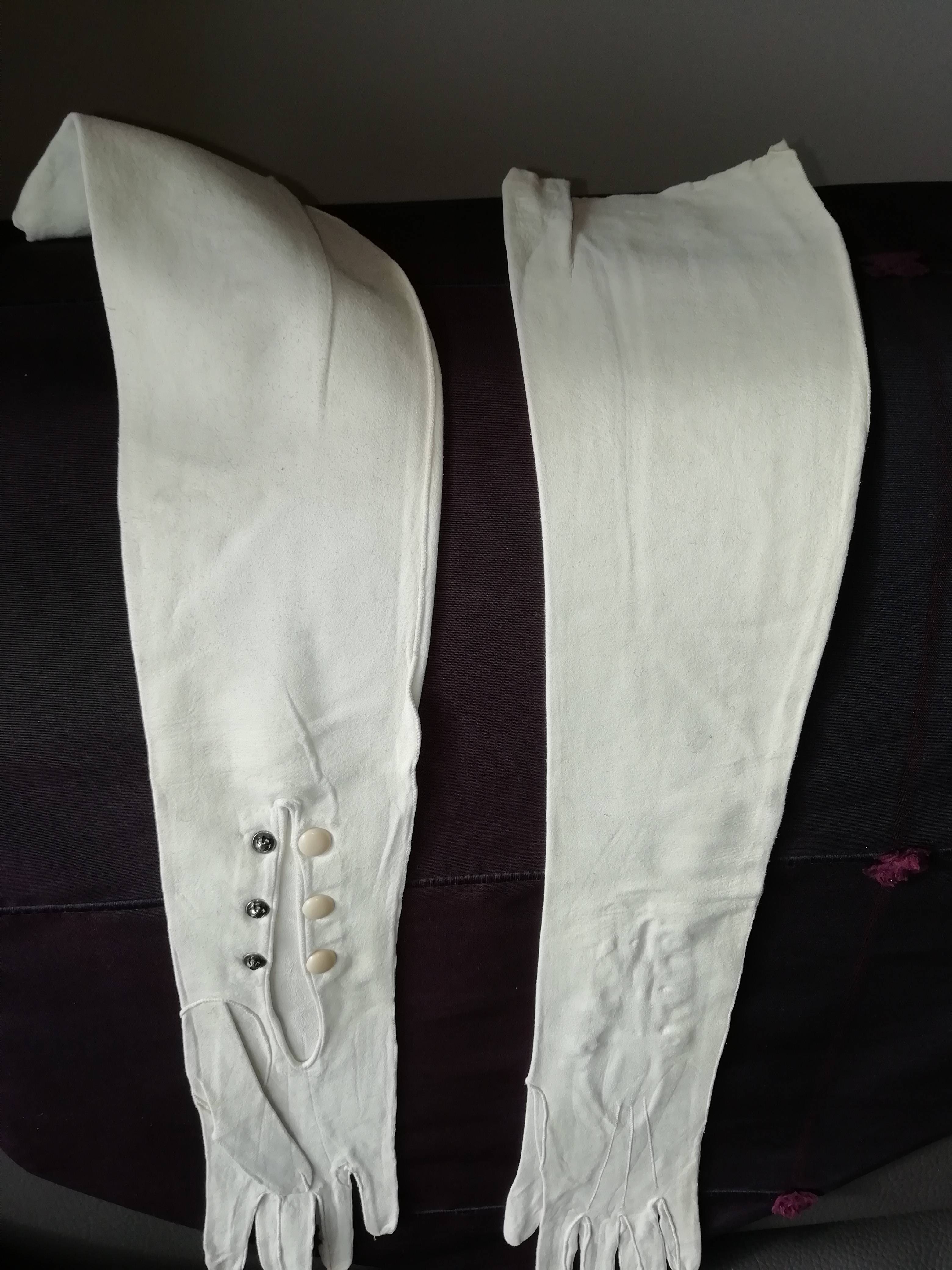 Paire de gants de cérémonie anciens