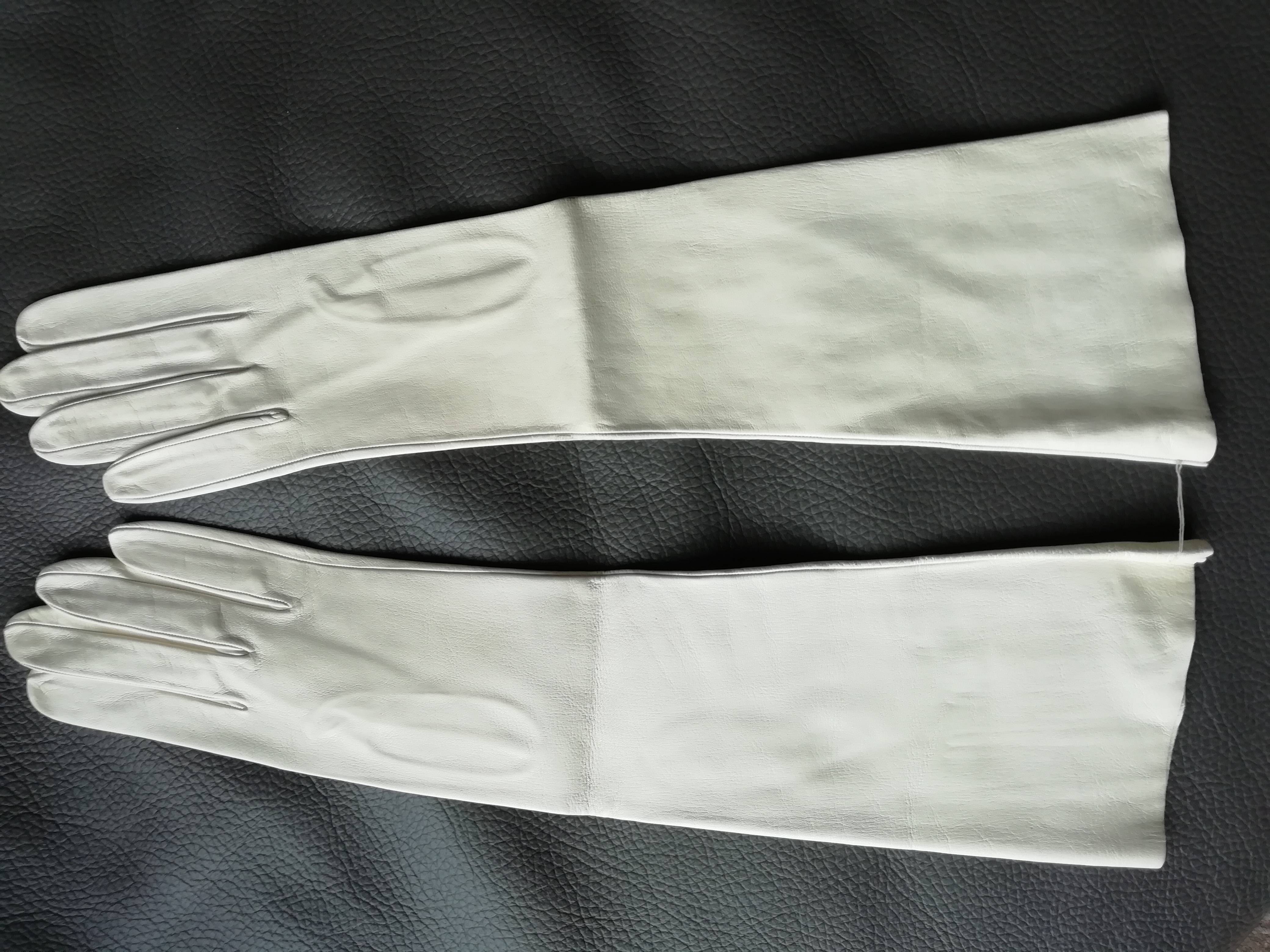 Paire de gants de cérémonie anciens
