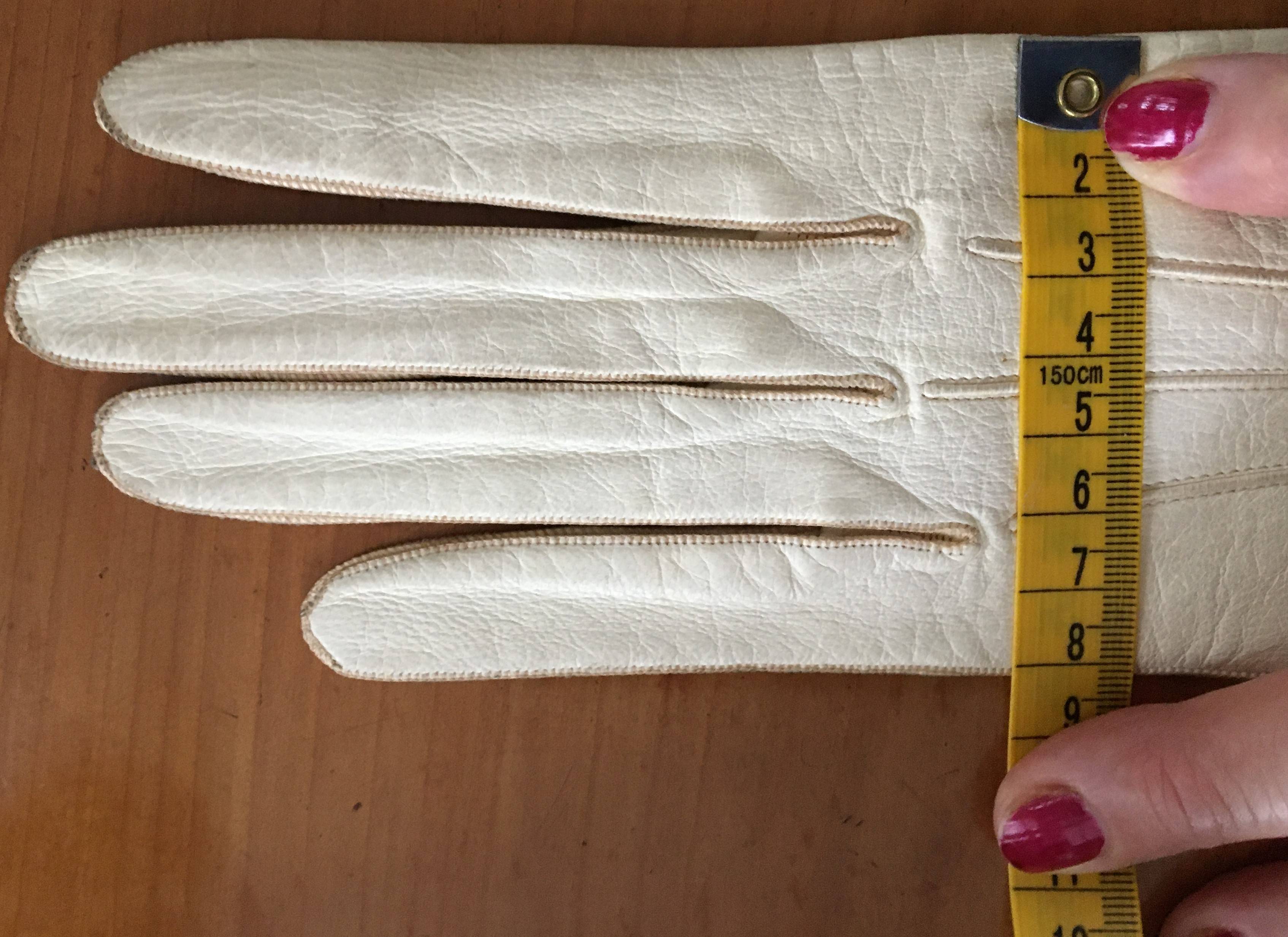 Paire de Gants Blancs Femme en cuir de chevreau. Vintage