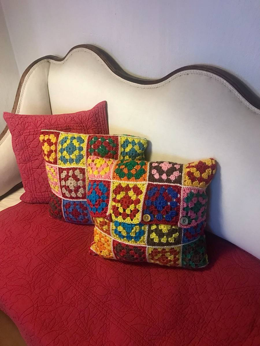 Une paire de jolis coussins déhoussables,en laine,travail fait main,vers 1960-70