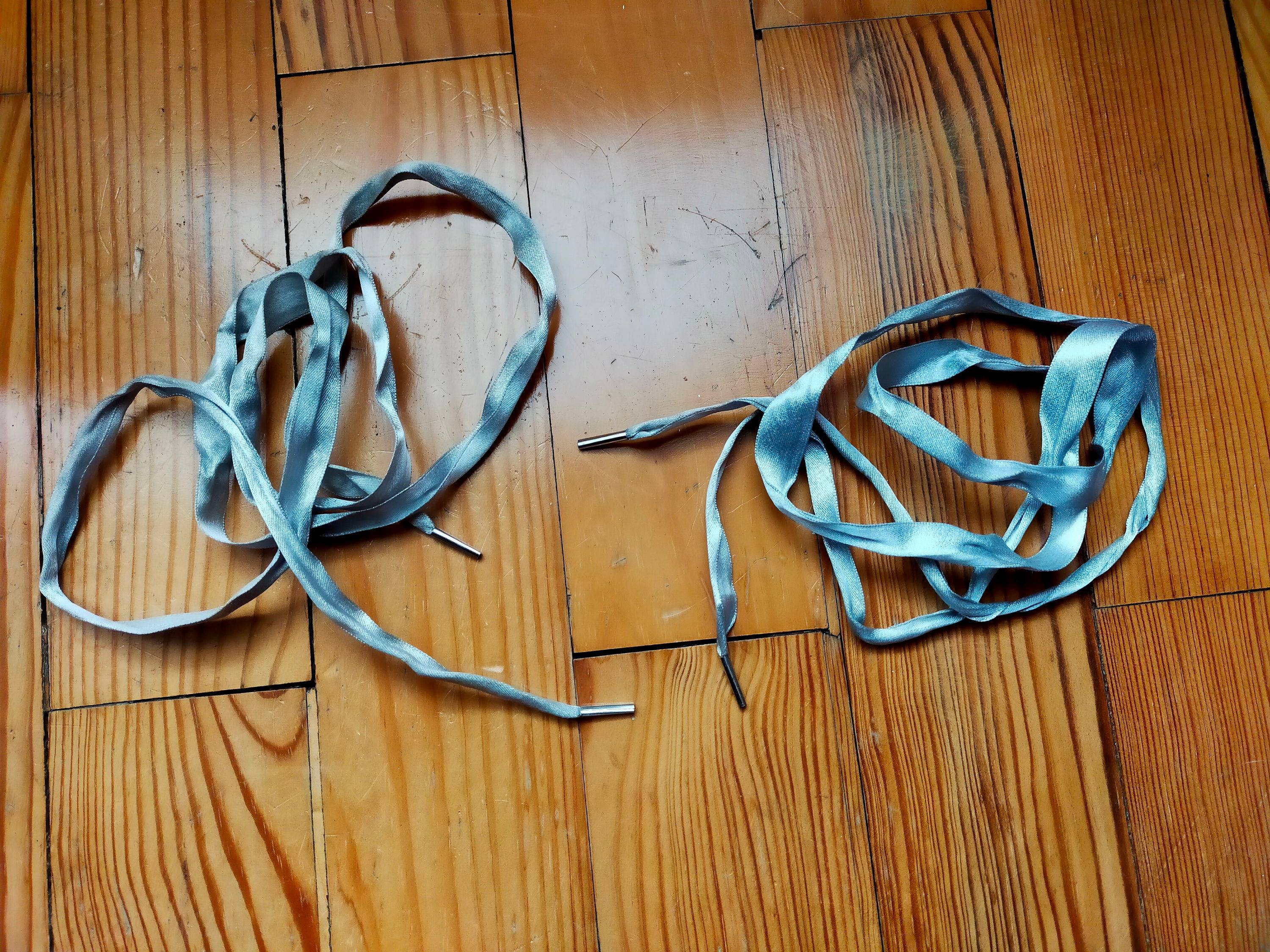 Vends paire de lacets plats en tissu satiné gris pailleté