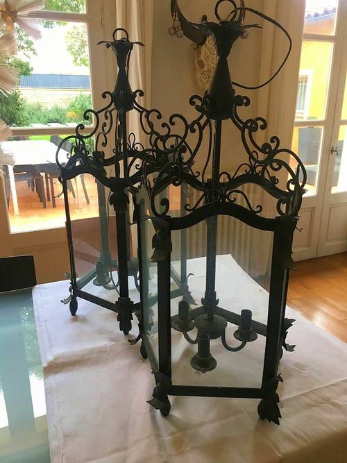 Paire de lanternes en fer forgé