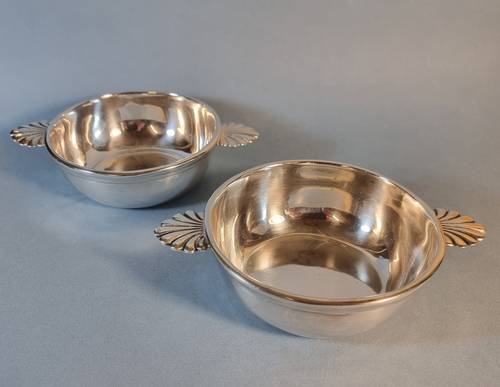 Paire de petits légumiers à oreilles en forme de coquilles en métal argenté