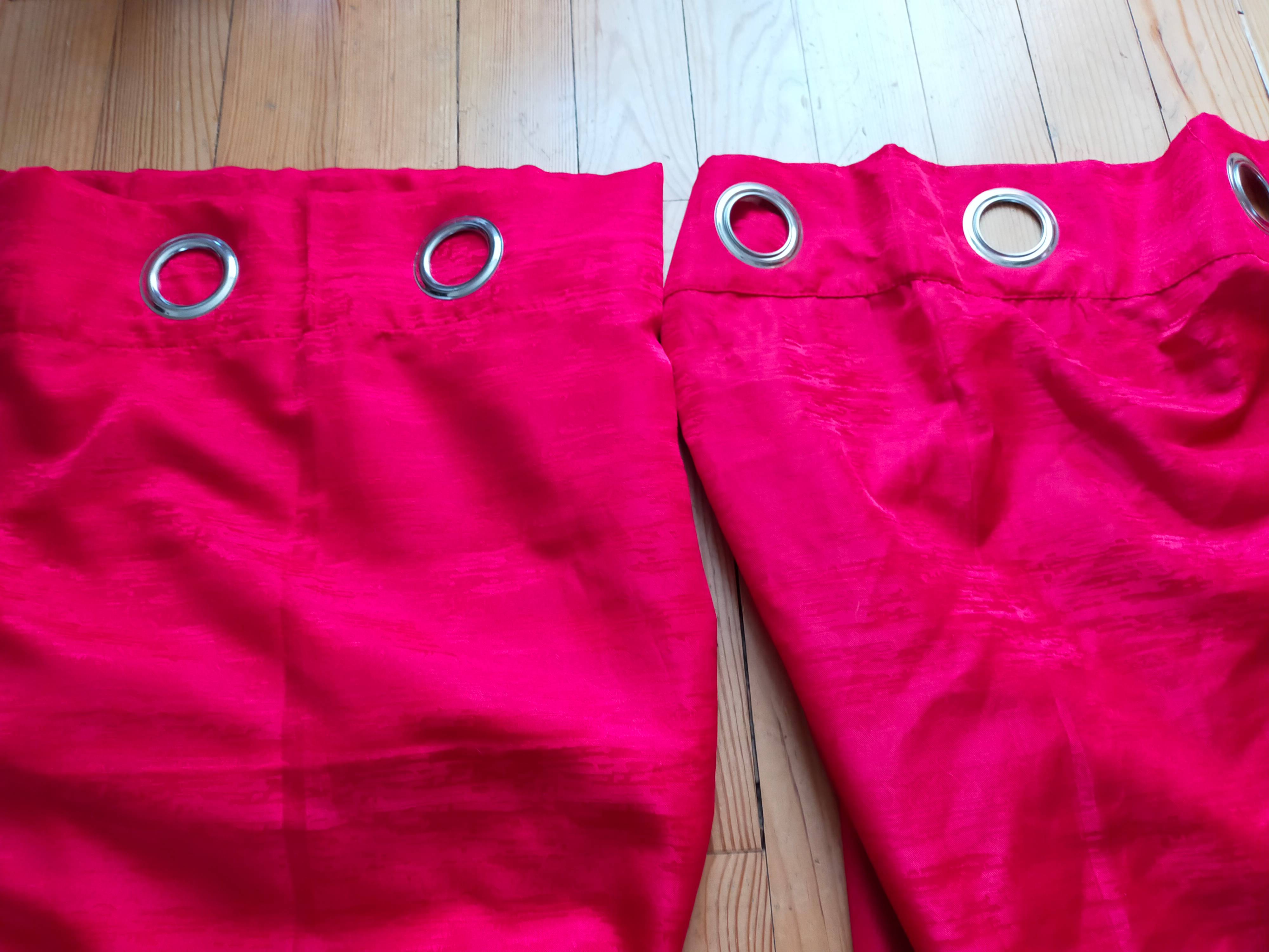 Paire de rideaux rouge foncé effet marbré à œillets 136 x 240 cm