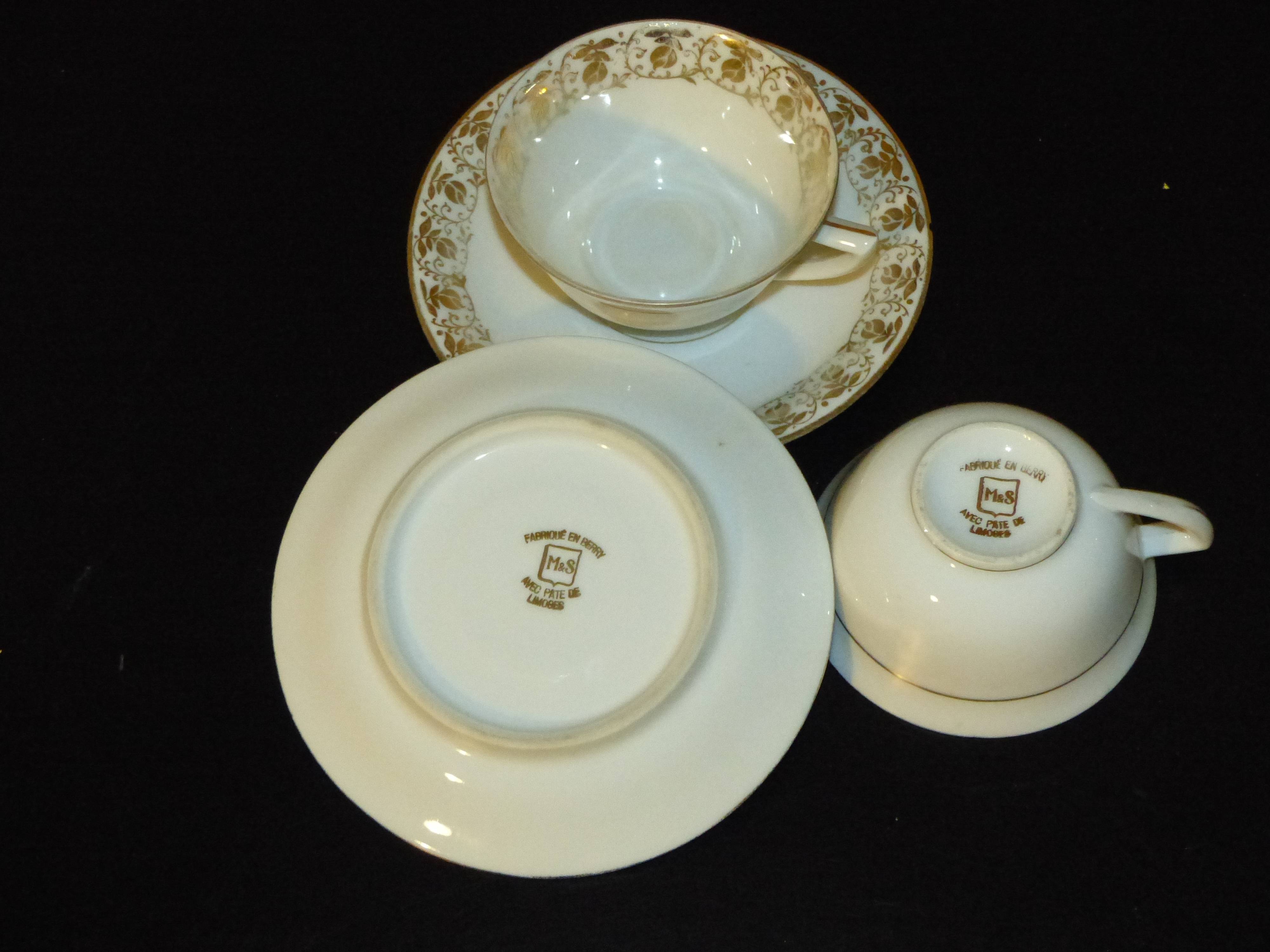 M s Fabriqué En Berry Avec Pâte De Limoges Une paire de tasses anciennes en porcelaine pâte de Limoge M&amp;S on Gens  de Confiance