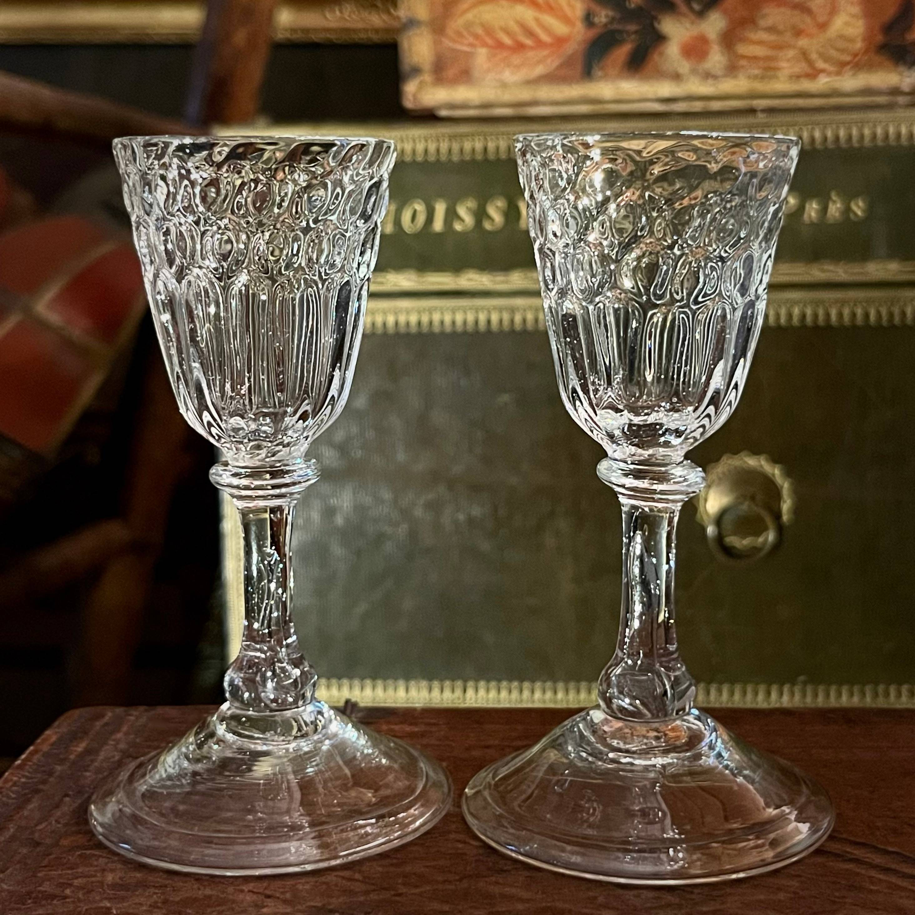 Paire de verres soufflés de Liège à coupes gaufrées à nid d’abeille, XVIIIe siècle 18e