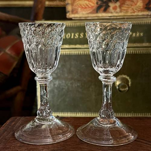 Paire de verres soufflés de Liège à coupes gaufrées à nid d’abeille, XVIIIe siècle 18e