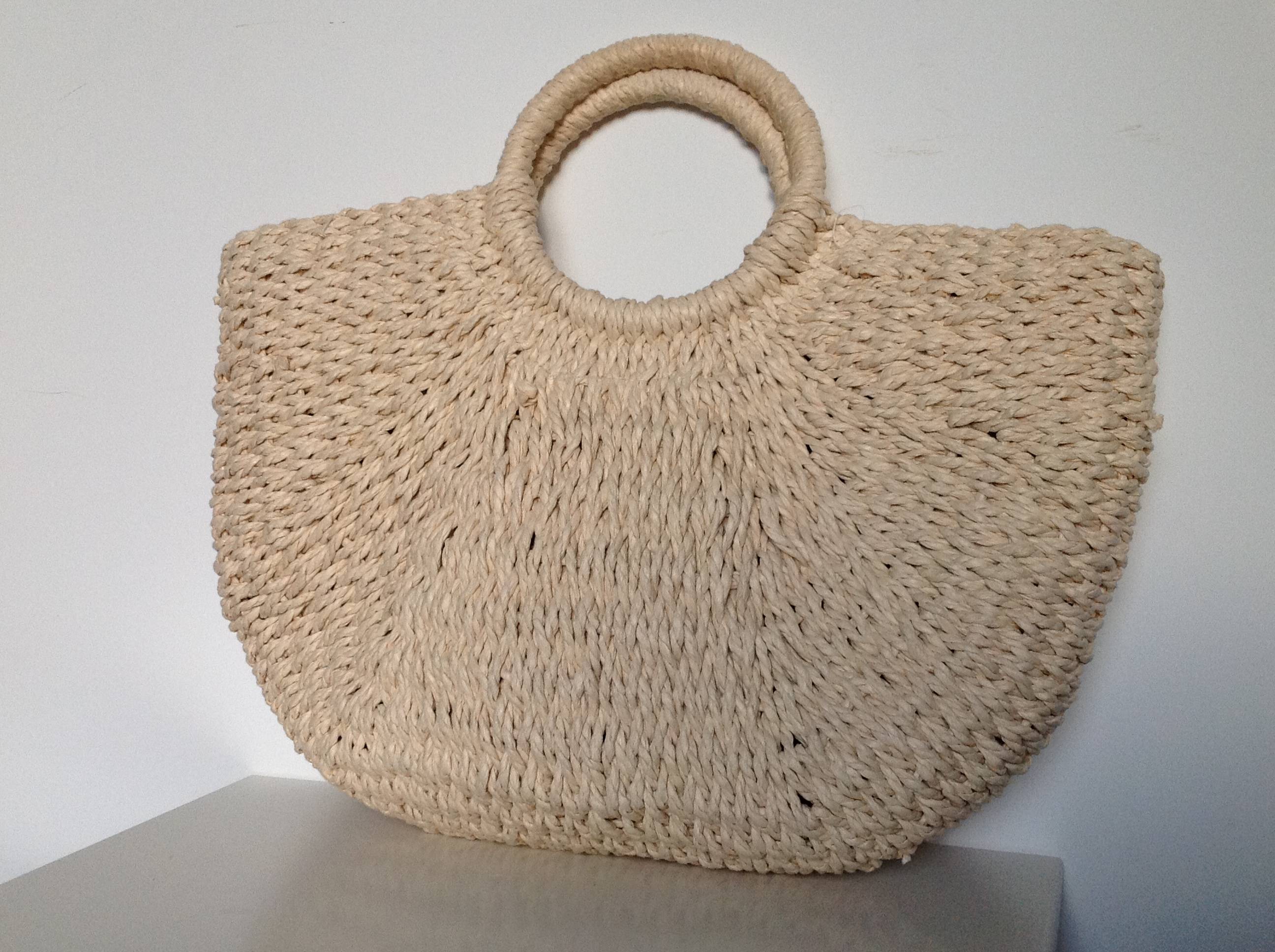 Vends beau panier en fibre végétale tressée à anse ronde neuf