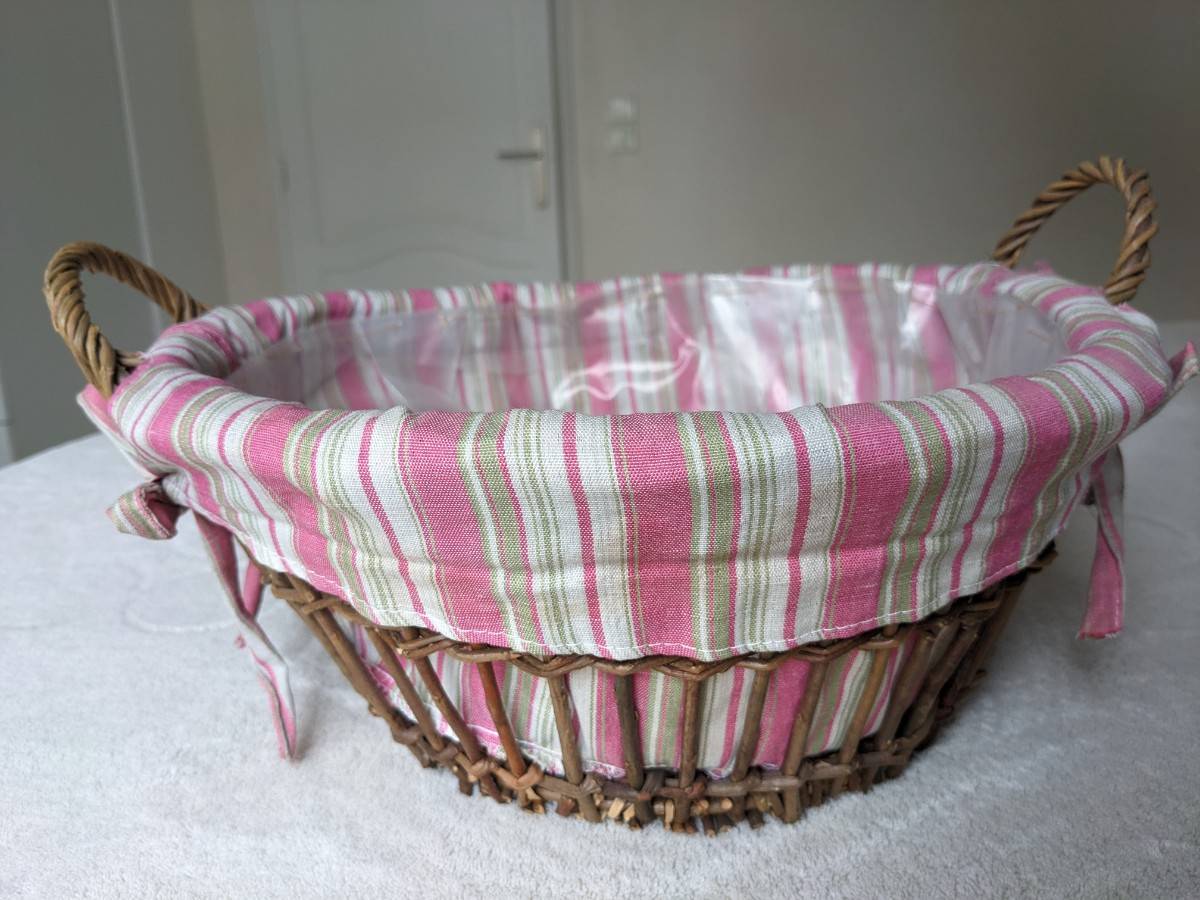 Panier rond en osier avec 2 petites anses
Fond en tissu amovible rayé rose et blanc