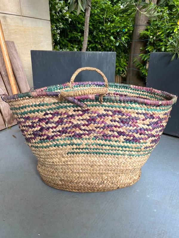 Panier violet et vert en paille