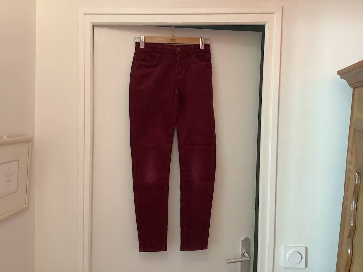 Pantalon en velours très fin bordeaux Kiabi 12 ans, en bon état