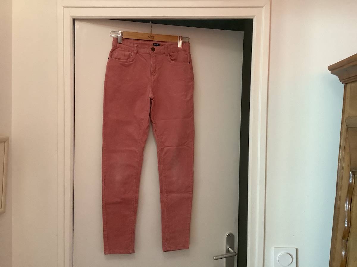 Pantalon en velours très fin rose Kiabi 12 ans, en bon état
