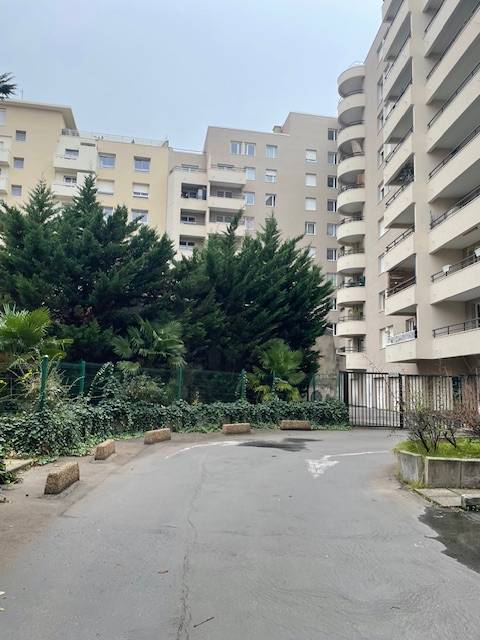Vends 9m² parking sécurisé métro Charpennes accès Gare Part-Dieu