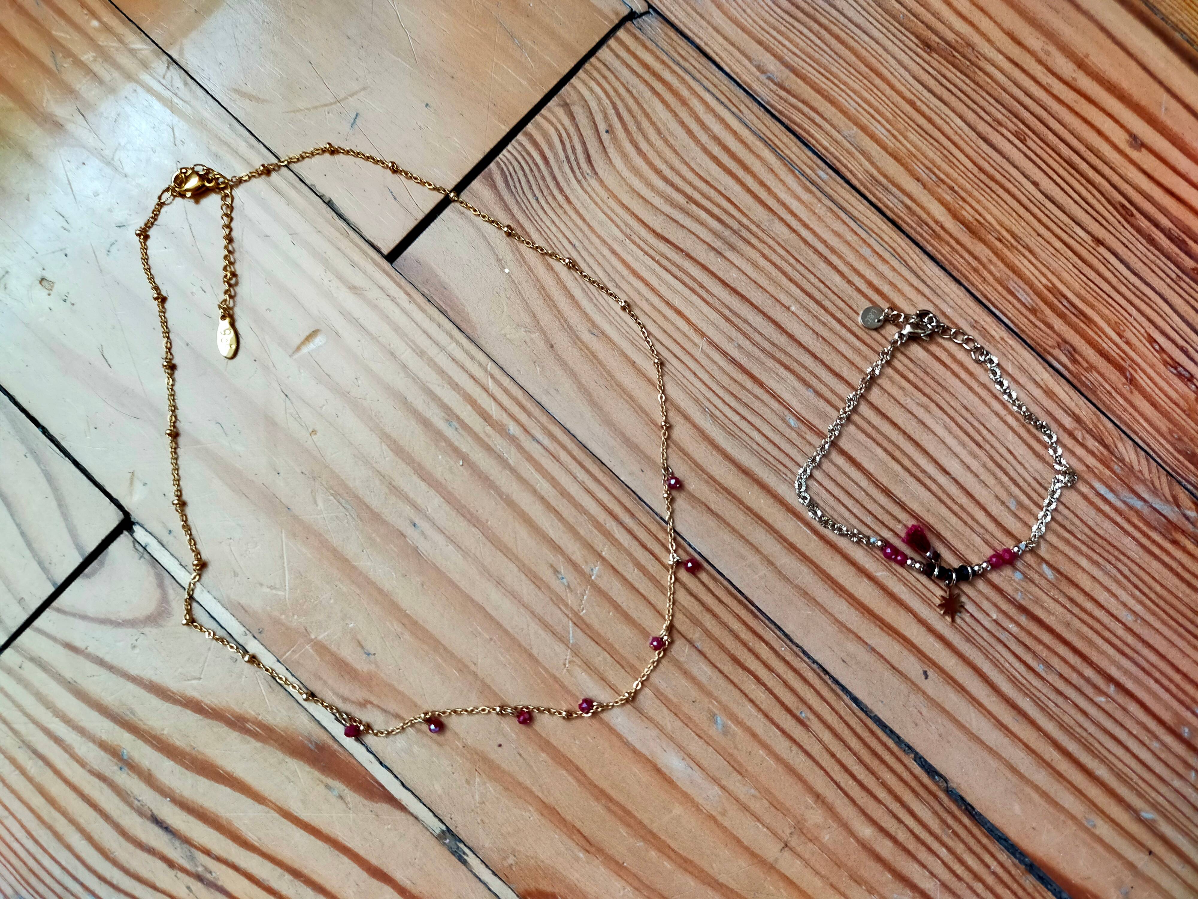 Parure collier + bracelet en métal doré avec petites pierres rouges Neuve