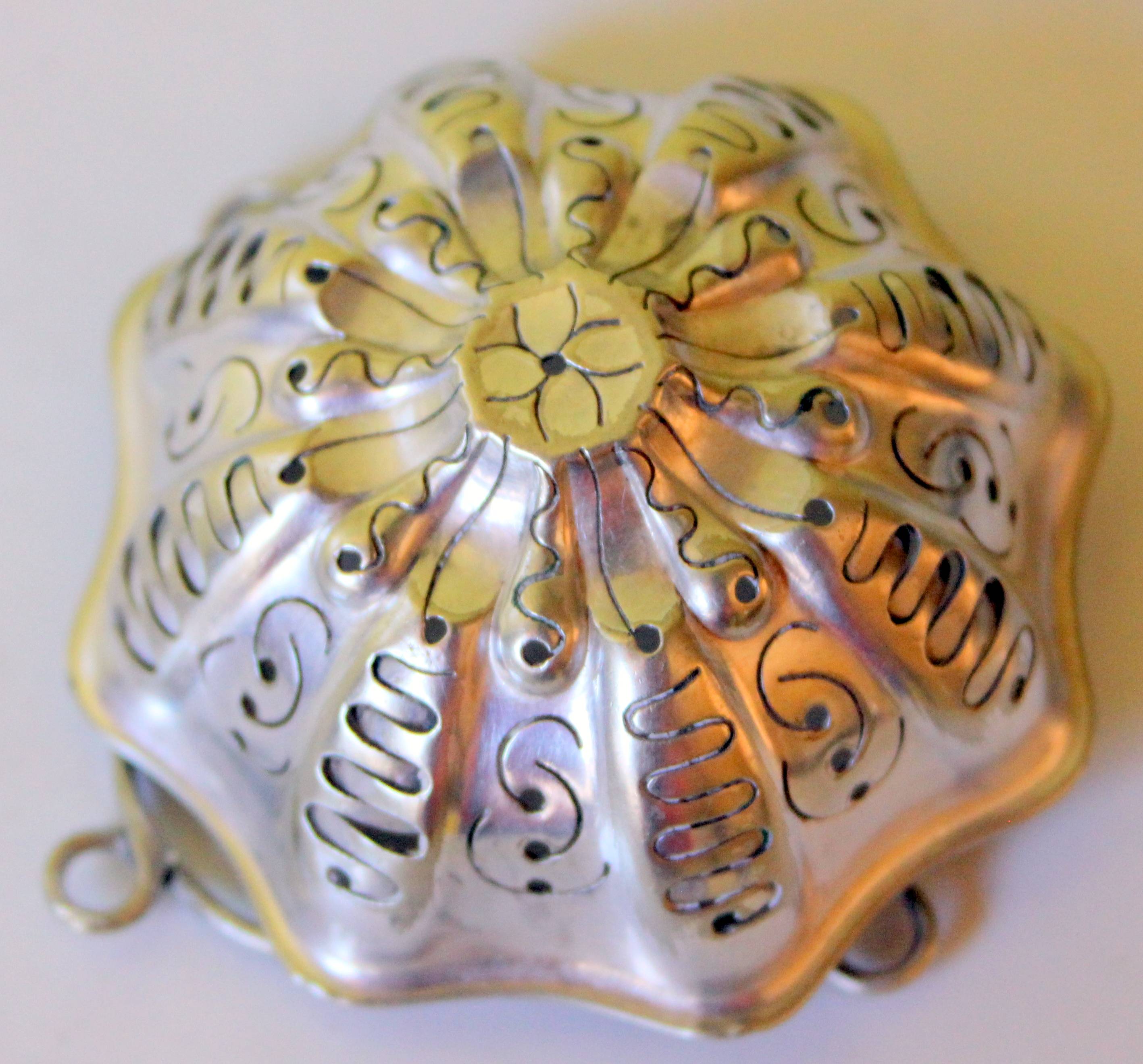 Passe thé en métal argenté, ciselé, poinçon Christolfe